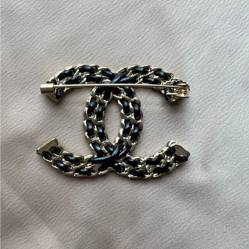 Classic   Black Brooch